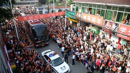 La policía escolta a un ómnibus con estudianes que llegan a rendir examen