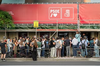 La policía española registra la sede del Partido Socialista, que gobierna el país