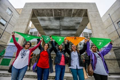La policía estableció un vallado en la puerta del hospital