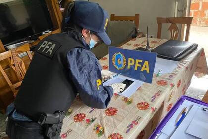 La Policía Federal Argentina allanó el domicilio del docente y secuestró aparatos tecnológicos para peritarlos