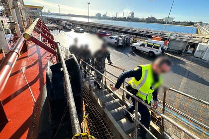 La Policía Federal de Australia sube al barco que contenía las drogas