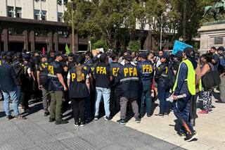 La policía disipó una protesta de discapacitados frente a la Casa Rosada