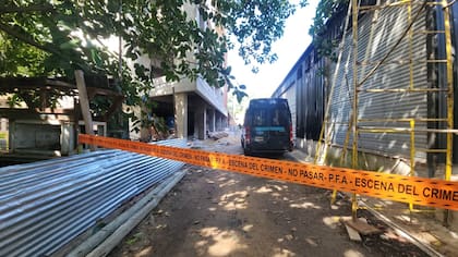 La Policía Federal en el sitio donde fue encontrado el cuerpo de una beba de dos meses, en la Facultad de Arquitectura de La Plata