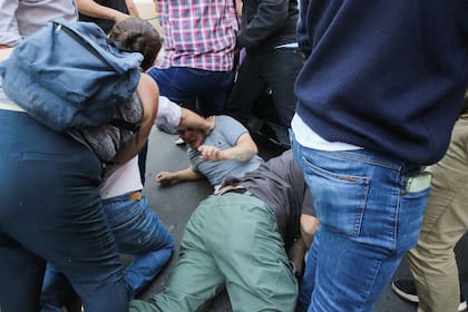 La policía forcejea con manifestantes detenidos en la caravana libertaria.