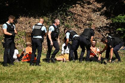 La policía francesa sacó de la ruta a los manifestantes, que interrumpieron la décima etapa del Tour de Francia