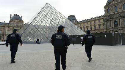 La policía francesa custodia el Louvre, el 14 de octubre