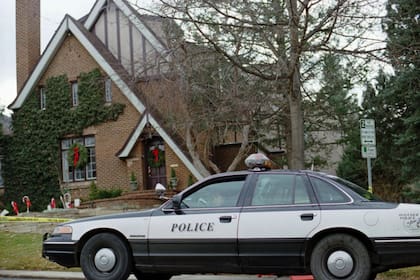 La policía fue a la casa de los Ramsey dos veces en la mañana del 26 de diciembre de 1996 y en la segunda visita fue cuando la niña fue hallada