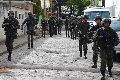La policía fue desplegada en las calles y varias favelas de Brasil para garantizar que la gente vaya a votar