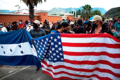 La policía guatemalteca lanza gas lacrimógeno para dispersar a miles de migrantes hondureños que intentan llegar a los Estados Unidos a pie