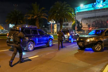 La policía hace guardia ante los vehículos que irrumpieron en la embajada de México en Quito, Ecuador, anoche. (AP Foto/Dolores Ochoa)