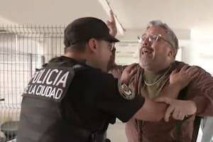 Video: así fueron los incidentes entre los vecinos y la Policía tras el derrumbe en Parque Patricios