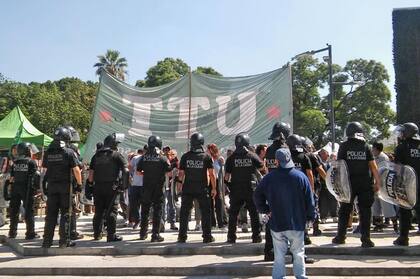 La policía impidió que se instale una feria para un "verdurazo"