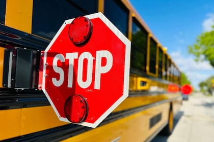 La policía informó que se multará a aquellos que sobrepasen autobuses cuando se encuentren detenidos
