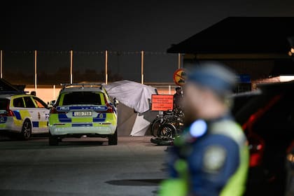 La policía investiga la escena donde un joven fue asesinado a tiros en el sur de Estocolmo el 27 de septiembre de 2023. (Pontus LUNDAHL / AGENCIA DE NOTICIAS TT / AFP)
