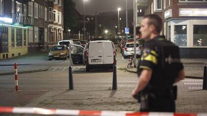 La policía investiga una furgoneta con matrícula española, cargada con bidones de gas, que esta ubicada en las inmediaciones de la sala de conciertos Maassilo, debido a una amenaza terrorista en Holanda.