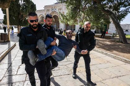 La policía israelí detuvo a más de 350 personas a primera hora del 5 de abril, tras los enfrentamientos en la mezquita de Al-Aqsa, punto álgido de Jerusalén, según informó un portavoz policial