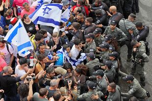 La policía israelí se enfrenta a los manifestantes durante las manifestaciones que tienen lugar en Tel Aviv el 23 de marzo de 2023, contra las polémicas reformas legales promovidas por el gobierno de extrema derecha del país.