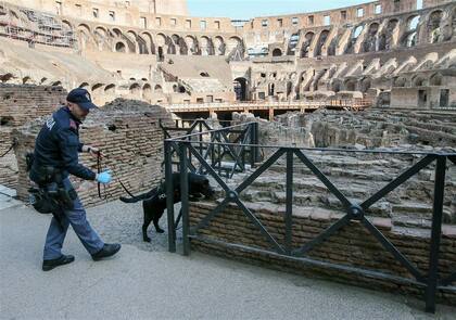 La policía italiana revisó con perros al Coliseo romano antes del Vía Crucis