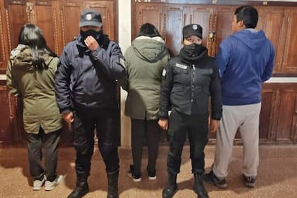 La policía jujeña detuvo este martes a una banda que se hacía pasar como censista en la ciudad de La Quiaca. Los inculpados, dos mujeres y un hombre, tienen como domicilio la ciudad boliviana de Villazón