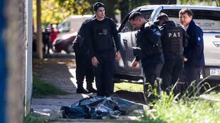 La policía, junto al cuerpo de Valeria Nasca; la mujer de 45 años fue asesinada en mayor pasado