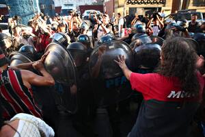 La policía lanza gases a los jubilados y manifestantes que protestan frente al Congreso de la Nación