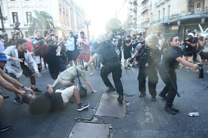 La policía lanza gases a los jubilados y manifestantes que protestan frente al Congreso de la Nación