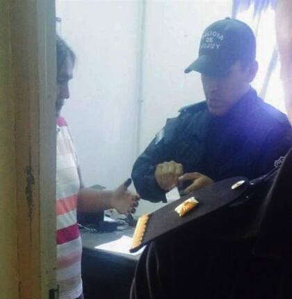 La policía le toma las huellas a Sala tras su detención ayer, en Jujuy