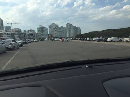 La policía llegó a la parada 5 de la Brava, donde encontraron la mochila de la joven desaparecida. Foto enviada por vecinos de la zona