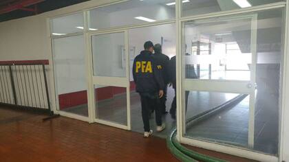 La policía llegó al club y fue a las oficinas del primer piso