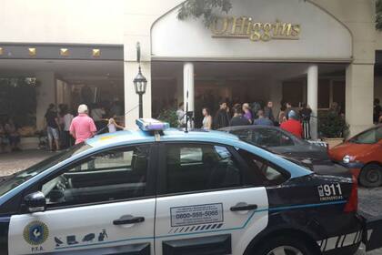 La policía llegó al lugar al recibir una denuncia de Florencia de la V. La actriz vio cómo un fotógrafo intentó retratar el cuerpo sin vida de Ibañez con un celular