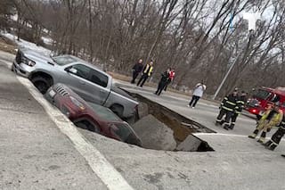 Frenaron en un semáforo y los tragó la tierra: así fue el momento en el que dos autos cayeron en un sumidero
