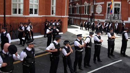 La Policía londinense custodia la embajada de Ecuador desde 2012