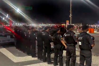 La policía militar custodia la playa de Copacabana, en Río de Janeiro
