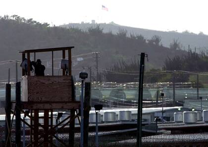 La policía militar del Ejército de Estados Unidos observa con binoculares desde una torre de vigilancia en el Campamento Delta en la Base Naval de Estados Unidos en la Bahía de Guantánamo, Cuba (AP Foto/Lynne Sladky, archivo)