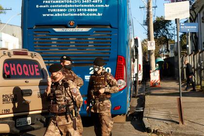 La policía militar monta guardia junto a un autobús que transporta al equipo de Boca Juniors, tras una gresca en el estadio en la que participaron los uniformados