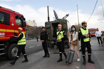 La policía militar realiza inspecciones en la estación Atocha, de Madrid