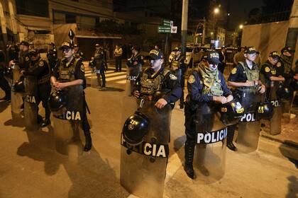 La policía monta guardia afuera de la casa de Dina Boluarte en Lima