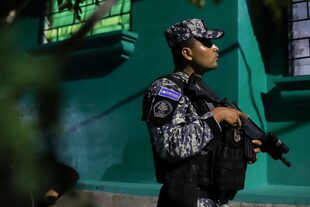 La Policía Nacional Civil patrulla el barrio Vista al Lago, anteriormente bajo el control de la pandilla Mara Salvatrucha, en Ilopango, El Salvador, el jueves 2 de marzo de 2023. 