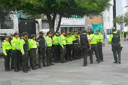 La Policía NAcional de Ecuador, en la embajada de México en Quito. (Rodrigo BUENDIA / AFP)