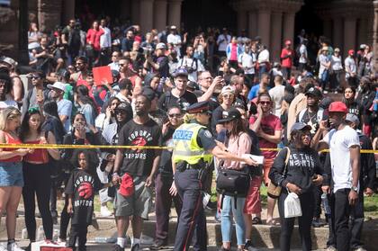 La policía ordena al publico tras los incidentes en los festejos de Raptorts en Toronto