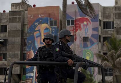 La policía patrulla Coatzacoalcos, donde se produjo una conmocionante masacre