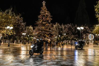 La policía patrulla el centro de Atenas durante un toque de queda impuesto a partir de las 22 para evitar reuniones y celebraciones en la víspera de Año Nuevo el 31 de diciembre de 2020 en Atenas, Grecia