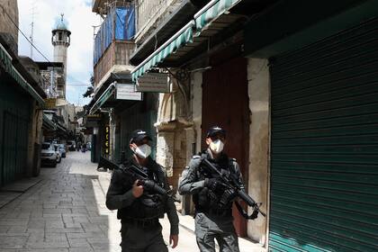 La policía patrulla las calles de Jerusalem, Israel, con barbijos