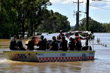 La policía patrulla una zona residencial inundada en el suburbio de Windsor en el noroeste de Sydney