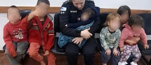 Detuvieron a un hombre que manejaba alcoholizado con sus seis hijos a bordo y una policía amamantó al más chico