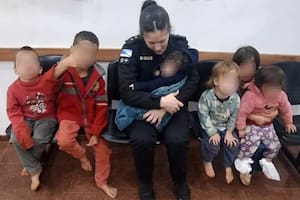 Detuvieron a un hombre que manejaba alcoholizado con sus seis hijos a bordo y una policía amamantó al más chico