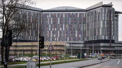 La policía rastreó al fugitivo en Escocia, donde estuvo conectado a un ventilador en el Hospital Universitario Reina Isabel.