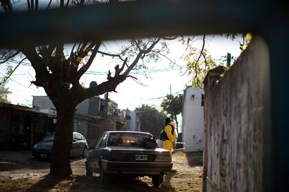 La policía realiza vigilancia dentro y fuera del barrio