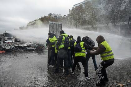 La policía rechaza con chorros de agua y gases lacrimógenos, en el centro de París, a cientos de manifestantes