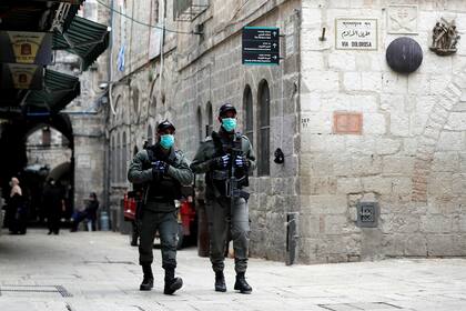 La policía recorre las calles en Jerusalem, Israel